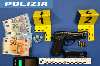 Porto Sant’Elpidio - Fa a botte con agente e cade in un giardino: nel marsupio aveva eroina e pistola